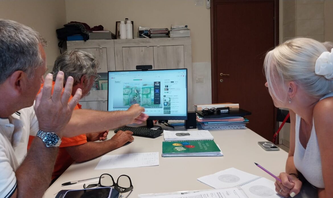 Foto di un tavolo di brainstorming su argomenti di produzione sostenibile da parte di componenti del team di Nutrevo Quantic Evolution: due uomini a sinistra e una donna a destra.